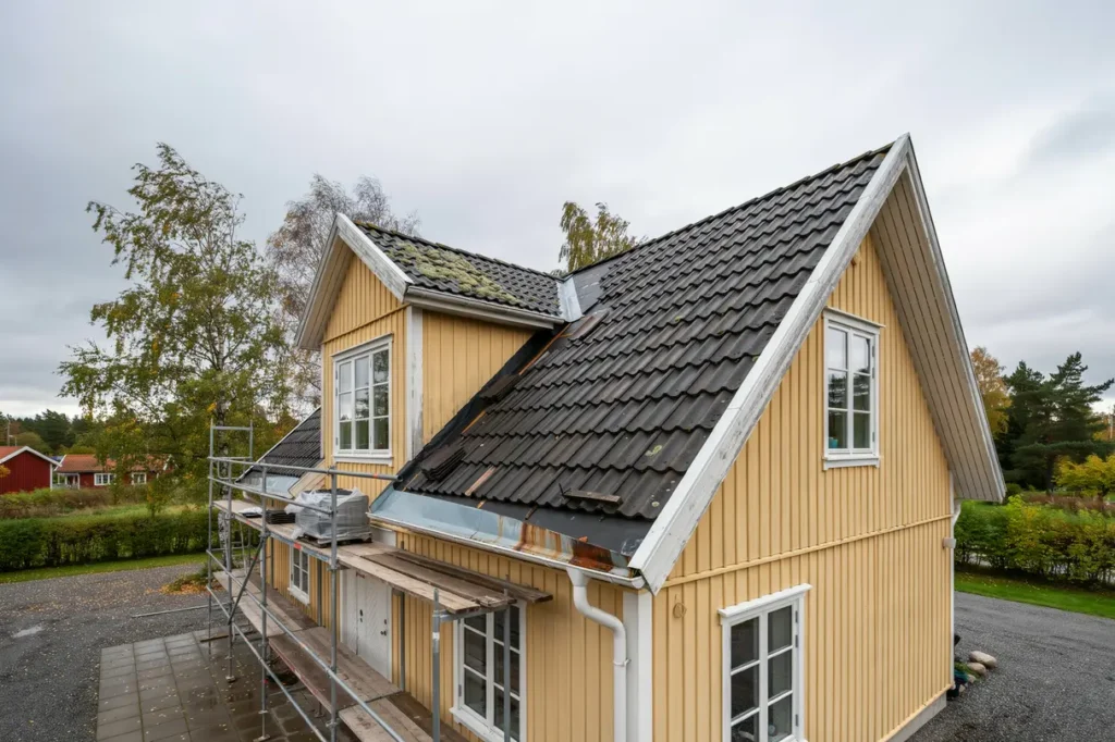 redo taket f r h stens stormar s minskar du risken f r skador n r septemberv dret sl r om