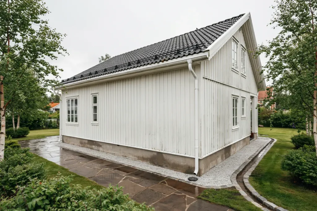 takavvattning runt huset s leder du bort regnvatten och minskar risken f r fukt i grund och fasad